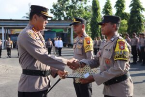 Kapolresta Tidore Berikan Reward untuk Meningkatkan Kinerja dan Motivasi Anggota