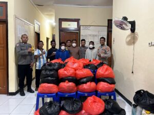 Kapolsubsektor Weda Utara dan Anggotanya Berhasil Mengamankan 760 Kantong Plastik Miras