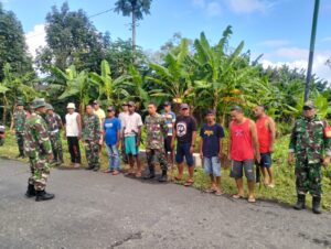 Babinsa Koramil 1508-02/Galela dan Masyarakat Bergerak Bersama dalam Kegiatan Jumat Bersih