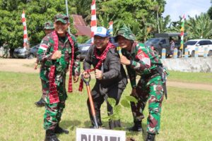 Aksi Penanaman Pohon Mewarnai Upacara Pembukaan Program TNI Manunggal Membangun Desa ( TMMD ) Ke-120 Kodim 1508/Tobelo