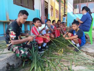 Manfaatkan Hasil Alam, Anggota Satgas TMMD Ke-120 Kodim 1508/Tobelo Bersama Guru SD Gemih Ajari Anak – Anak Berwirausaha