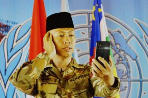 Terpisah Jarak Ribuan Kilometer, Prajurit TNI AD Adzani Putrinya Lewat Vidcall