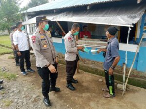 Polres Halbar dan Polsek Ibu Bagikan Masker di 7 Desa Terdampak Erupsi Gunung Ibu, Kapolres Berikan Apresiasi