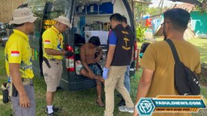 Tourist Police Polres Pesisir Barat Beri Pertolongan Kepada Atlit Surfing