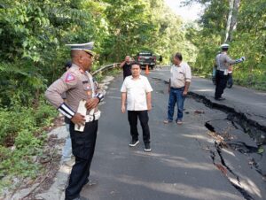 Polres Halmahera Timur Sigap Amankan Jalan Lintas Halmahera yang Longsor Akibat Hujan Deras