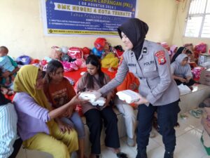 Polda Malut Distribusikan 300 Kotak Makanan kepada Korban Banjir di Kelurahan Rua