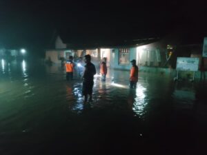 Banjir Melanda 5 Desa di Halut, Polsubsektor Kao Barat Terjunkan Anggota Bantu Warga